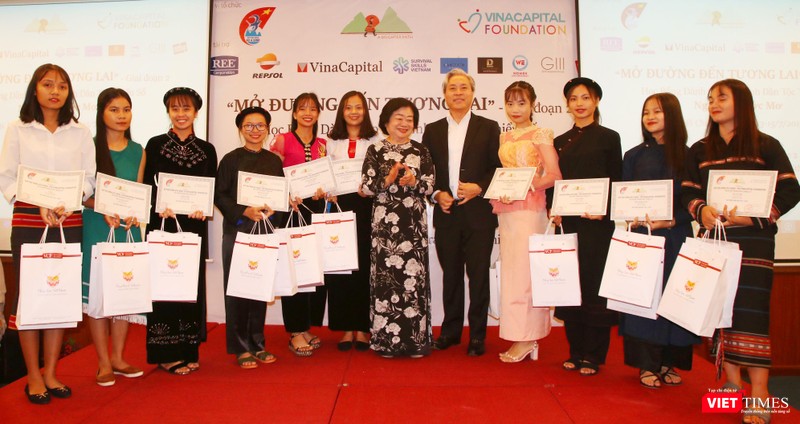 Trao 50 suất học bổng “khủng” cho các nữ sinh có thành tích xuất sắc