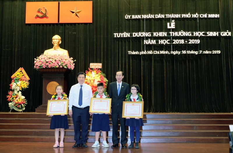 Ông Nguyễn Hữu Độ - Thứ trưởng Bộ GD&ĐT trao Bằng khen cho các học sinh có thành tích xuất sắc