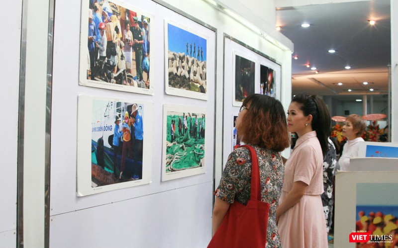 500 bức ảnh tuyệt đẹp về Lý Sơn - “Maldives phiên bản Việt” ảnh 5 Triển lãm thu hút đông đảo người xem