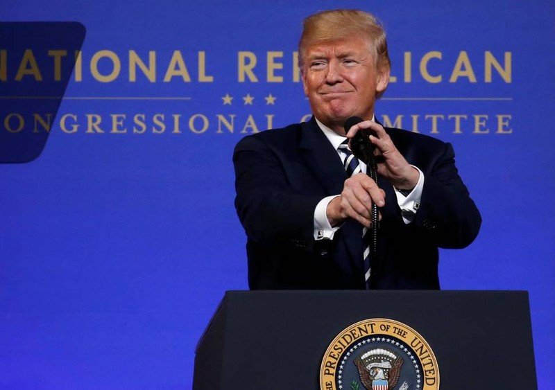 Ông Donald Trump đã bị các cố vấn khuyên là không nên chúc mừng ông Putin. Ông đã làm trái lại các lời khuyên và bị chỉ trích.