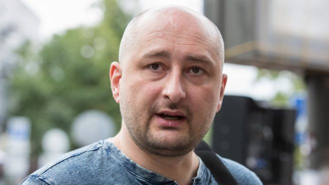 Nhà báo Arkady Babchenko có quan điểm đối lập với chính phủ Nga.