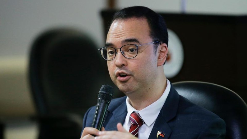 Ngoại trưởng Philippines ông Cayetano tuyên bố với báo chí về 3 "lằn ranh đỏ" với Trung Quốc.