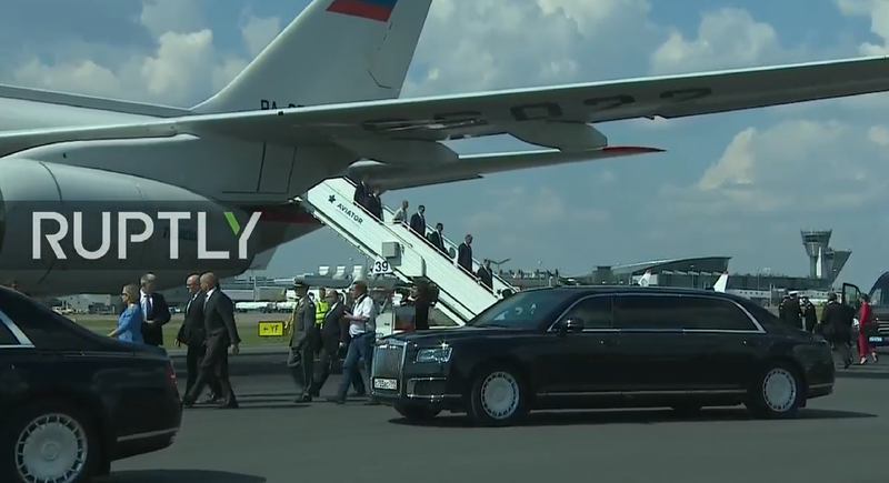 Phái đoàn của tổng thống Nga ra phía cửa sau máy bay.