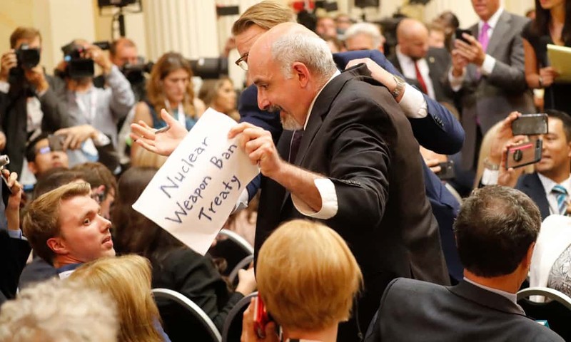 Người đàn ông bị cưỡng chế ra khỏi cuộc họp. Người đàn ông bị cưỡng chế ra khỏi cuộc họp.