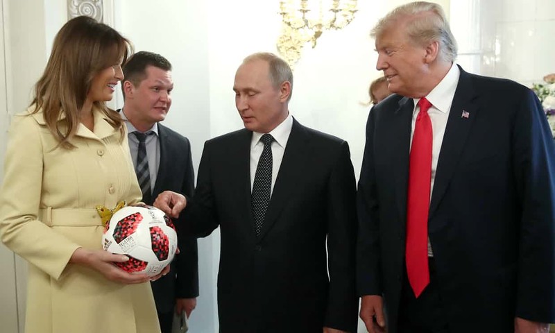 Bà Melania cầm trong tay quả bóng World Cup mà ông Putin tặng cho ông Trump. Bà Melania cầm trong tay quả bóng World Cup mà ông Putin tặng cho ông Trump.