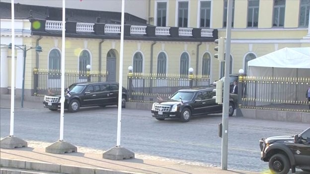 Đoàn xe của ông Trump rời đi sau cuộc họp báo. Đoàn xe của ông Trump rời đi sau cuộc họp báo.