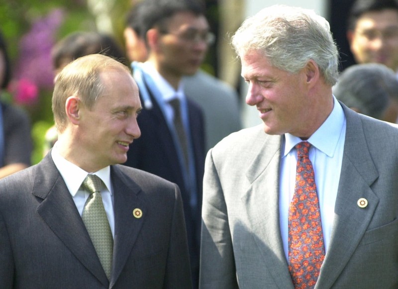 Ông Clinton chia sẻ một khoảnh khắc sáng láng với ông Putin trước cuộc họp G8 tại Nago, Okinawa, Nhật Bản.