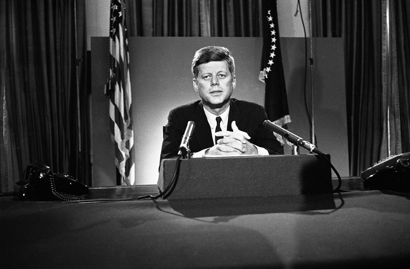 Tổng thống John F. Kennedy sử dụng truyền hình để phát biểu trước quốc gia Tổng thống John F. Kennedy sử dụng truyền hình để phát biểu trước quốc gia