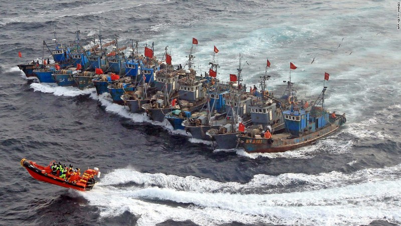 Tàu cá Trung Quốc đối đầu với lực lượng tuần duyên Hàn Quốc.