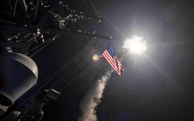 Tên lửa phóng từ tàu chiến Mỹ vào sân bay quân sự al-Shayrat tại Syria.