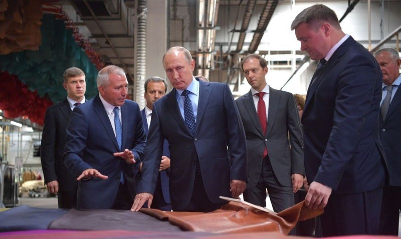 Ông Putin trong một nhà máy sản xuất da của Nga.