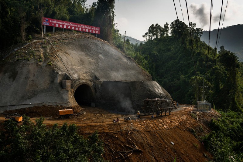 Công nhân Trung Quốc trên đường vào hầm xây dựng dự án đường sắt Trung Quốc - Lào tại Vang Viêng, Lào.