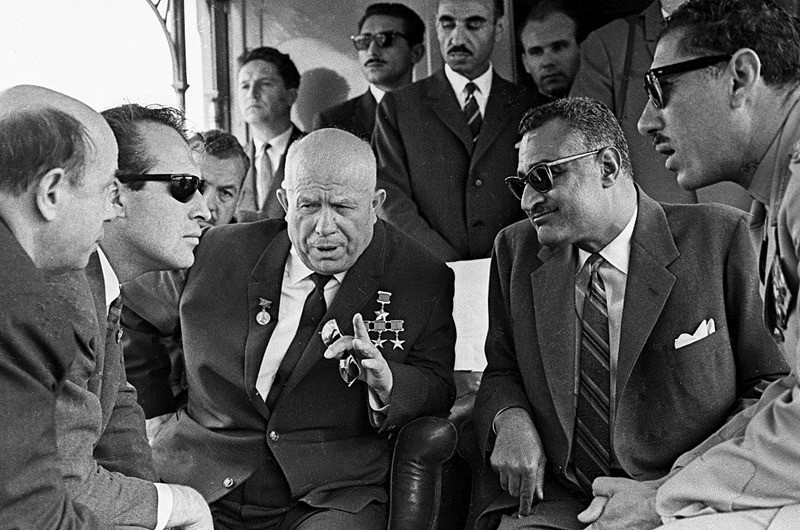 Lãnh đạo Liên Xô Nikita Khrushchev và tổng thống Ai Cập Gamal Nasser năm 1961. Lãnh đạo Liên Xô Nikita Khrushchev và tổng thống Ai Cập Gamal Nasser năm 1961.