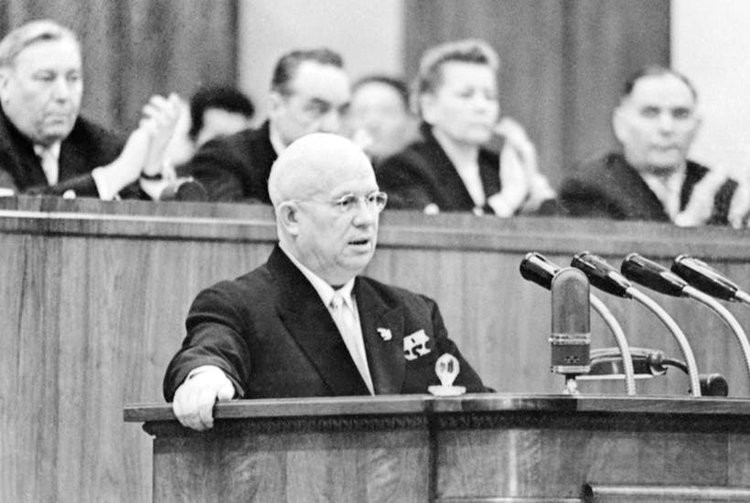 Ông Nikita Khrushchev đã áp dụng một chính sách có tính "linh hoạt cao" nhằm tạo ảnh hưởng của Nga tại Trung Đông.