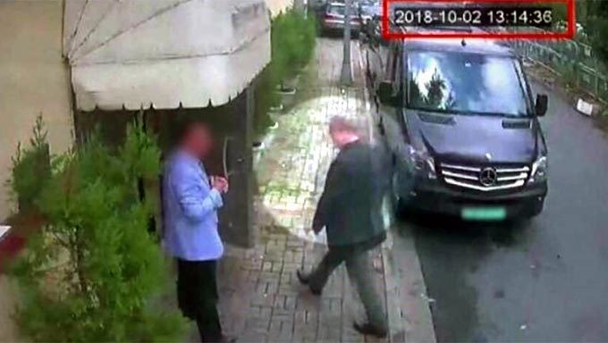 Hình ảnh ghi lại cảnh nhà báo Jamal Ahmad Khashoggi đi vào lãnh sự quán Ả rập Xê-út tại Istanbul.