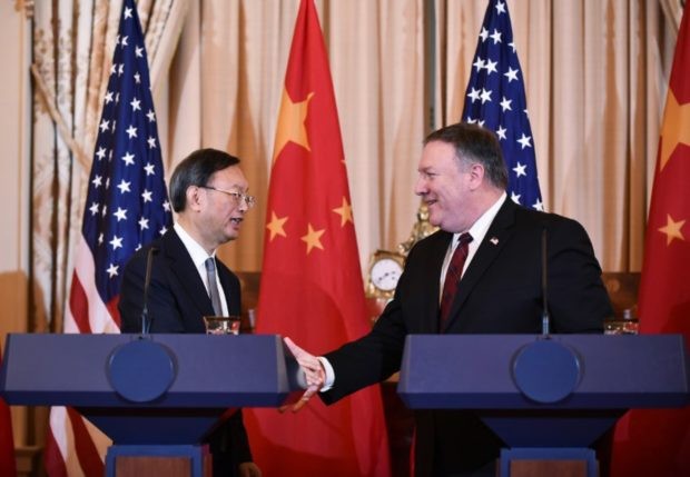 Ngoại trưởng Mỹ Mike Pompeo cùng Chủ nhiệm Văn phòng Ủy ban công tác ngoại sự Trung ương Đảng Cộng sản, Ủy viên Bộ chính trị Trung Quốc Dương Khiết Trì.