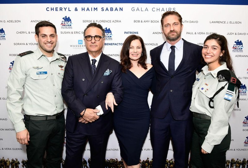 Các ngôi sao nước Mỹ và lính thuộc IDF trong buổi gala quyên tiền cho quân đội Israel. Các ngôi sao nước Mỹ và lính thuộc IDF trong buổi gala quyên tiền cho quân đội Israel.