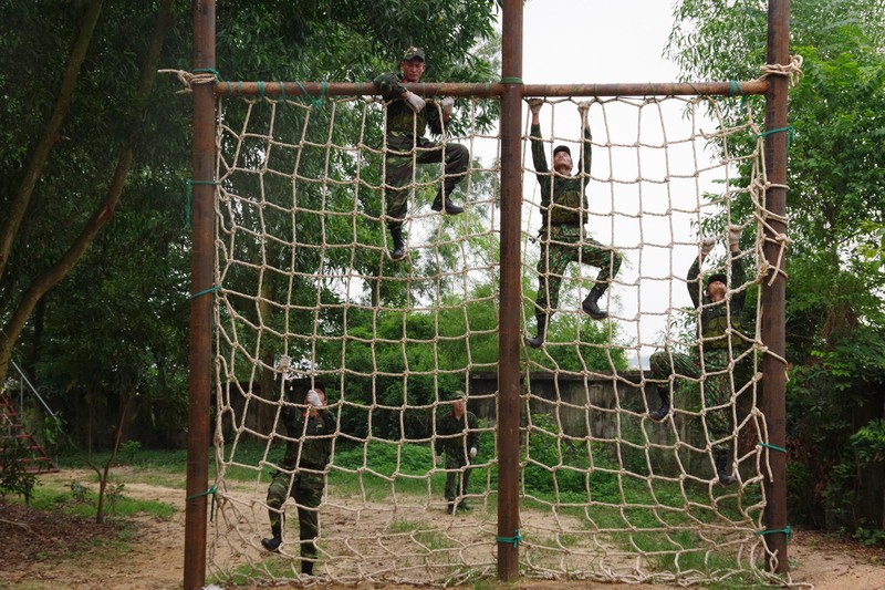 Tiểu đội xung kích vượt qua các chướng ngại vật rất linh hoạt và an toàn trong thời gian ngắn nhất