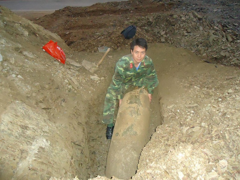 Một quả bom đã bị phát lộ. Một quả bom đã bị phát lộ.