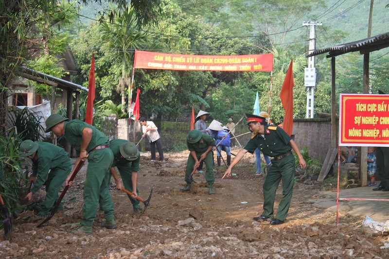 Đi đến đâu những cán bộ, chiến sĩ Lữ đoàn 299 cũng để lại ấn tượng với người dân địa phương. Đi đến đâu những cán bộ, chiến sĩ Lữ đoàn 299 cũng để lại ấn tượng với người dân địa phương.