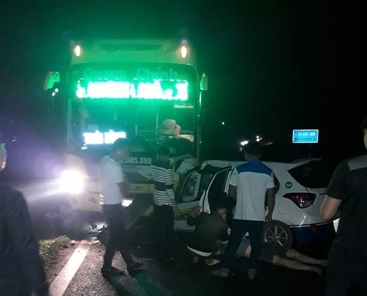 Hiện trường vụ tai nạn giao thông ở huyện Hải Hà, tỉnh Quảng Ninh xảy ra vào 21h50 đêm 9/5 làm 3 người tử vong, 2 người bị thương.