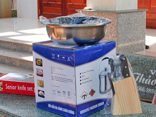 Bộ sản phẩm tiết kiệm năng lượng một người dân bị dụ mua trong một hội thảo bán hàng trá hình.