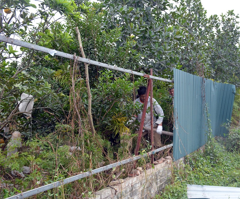 Lực lượng cưỡng chế phá dỡ hàng rào tôn quanh khu đất của hộ dân Nguyễn Văn Hùng