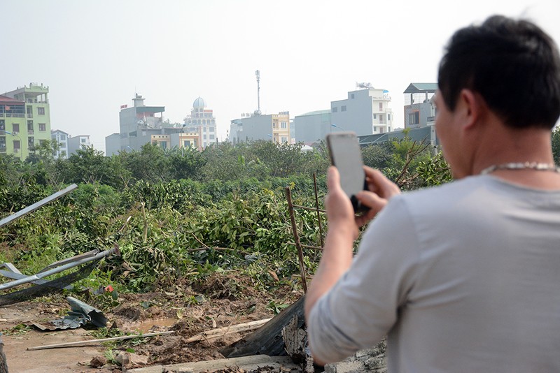 Một người dân ghi lại hình ảnh về cảnh đổ nát sau cưỡng chế để thông tin lại với ông Nguyễn Văn Hùng