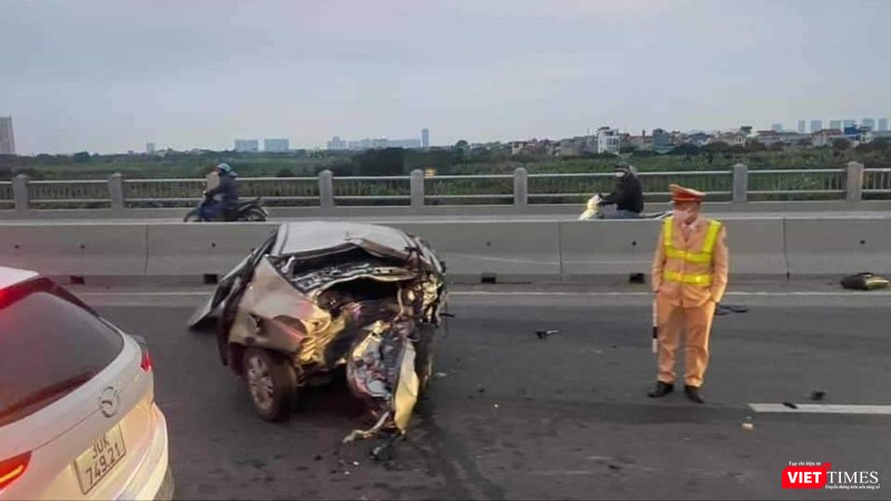 Tai nạn trên cầu Vĩnh Tuy, ô tô văng xa 20 mét