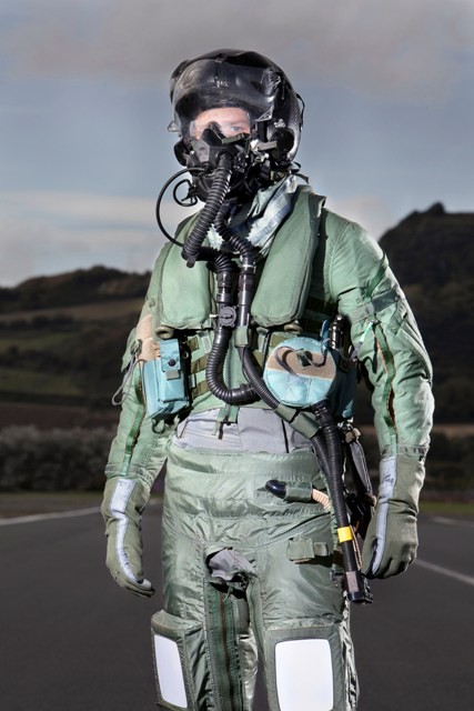 Phi công lái F-35.