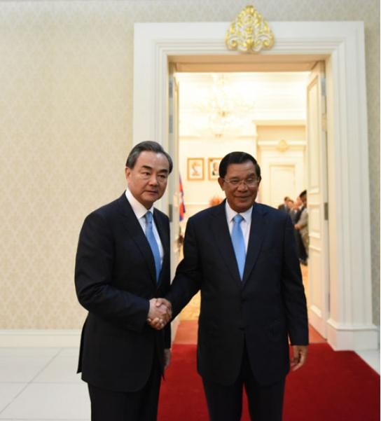 Bộ trưởng Ngoại giao Trung Quốc Vương Nghị được Thủ tướng Campuchia tiếp ngày 22/4/2016.