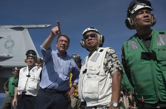 Bộ trưởng Quốc phòng Mỹ Ashton B. Carter và Bộ trưởng Quốc phòng Philippines Voltaire Gazmin lên thăm tàu sân bay USS John C. Stennis ngày 15/4/2016.