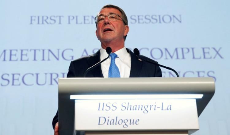 Bộ trưởng Quốc phòng Mỹ Ashton B. Carter phát biểu tại Đối thoại Shangri-La 2016, Singapore. 