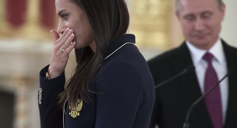 Nữ vận động viên Nga Isinbayeva bật khóc trong cuộc gặp gỡ với Tổng thống Putin.