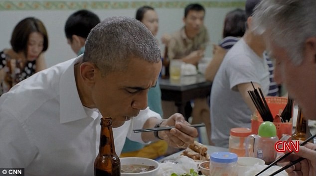 Ông Obama dùng đũa.