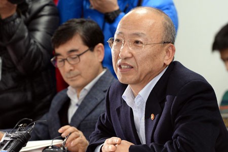 Ông Moon Hyung-pyo (bên phải)