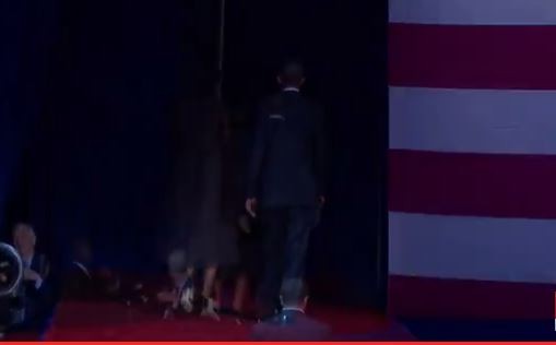 Hai vợ chồng Tổng thống Mỹ bước vào sau khán đài