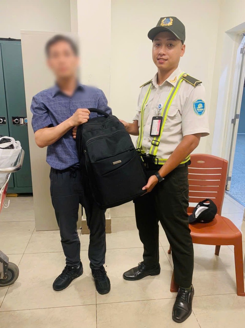 Anh Nguyễn Thanh Bình trao trả chiếc ba lô cho chủ nhân.jpg