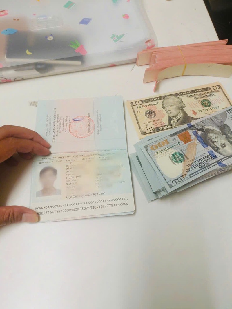 Số tiền trong ba lô lên tới hơn 15 ngàn đô la Mỹ.jpg