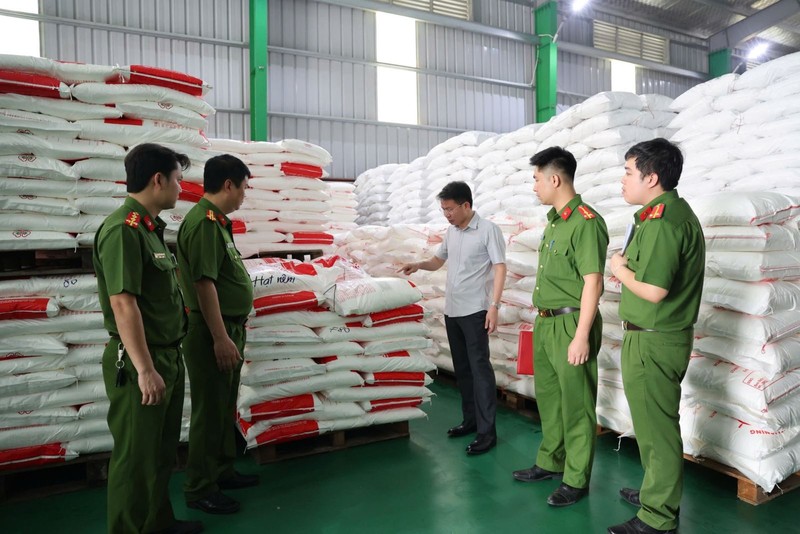 Công an kiểm tra bên trong xưởng sản xuất. Ảnh: Công an Phú Thọ.