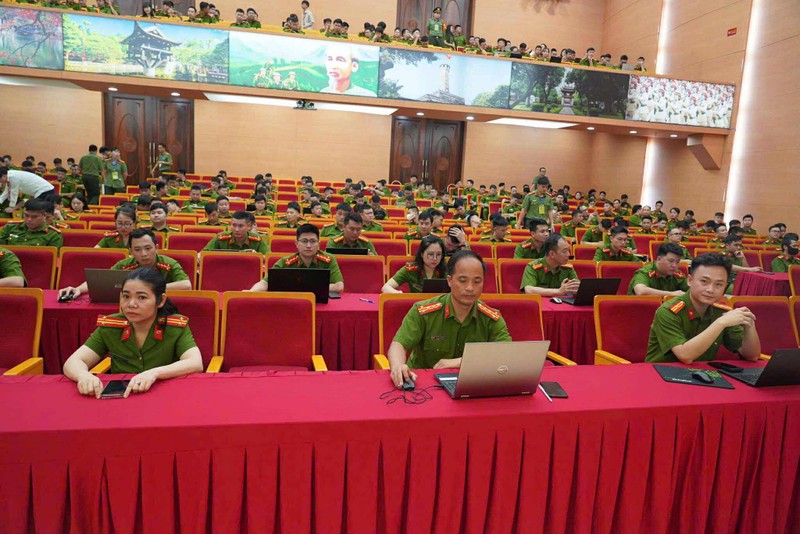 Cán bộ, chiến sĩ Công an Hà Nội tham gia khóa học trực tuyến đào tạo kỹ năng số, chuyển đổi số và ứng dụng AI. Ảnh: Công an Hà Nội.