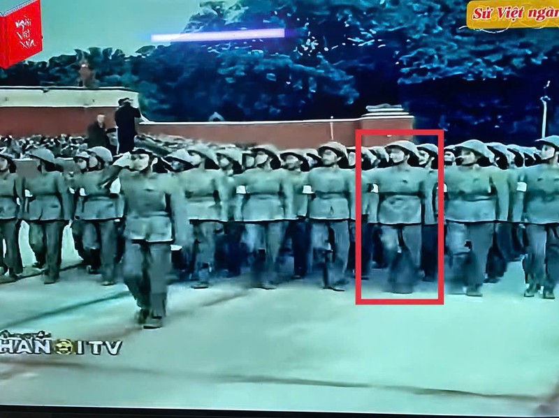 Bà Quế Anh trong khối Quân y tham gia duyệt binh tại Quảng trường Ba Đình ngày 1/1/1955. Ảnh: Chụp từ phim tài liệu