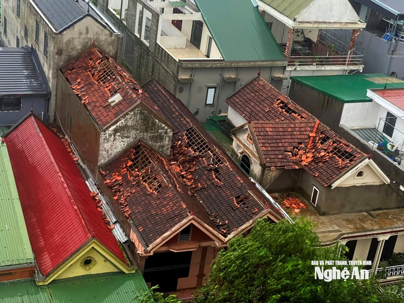 Nhà dân tại đường Võ Thị Sáu, phường Trường Vinh bị tốc mái. Ảnh: Báo Nghệ An.