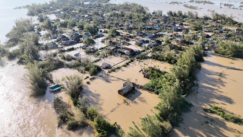 Nhiều khu dân cư tại tỉnh Hà Tĩnh bị chia cắt do nước lũ dâng cao sau bão số 10. Ảnh: TTXVN.