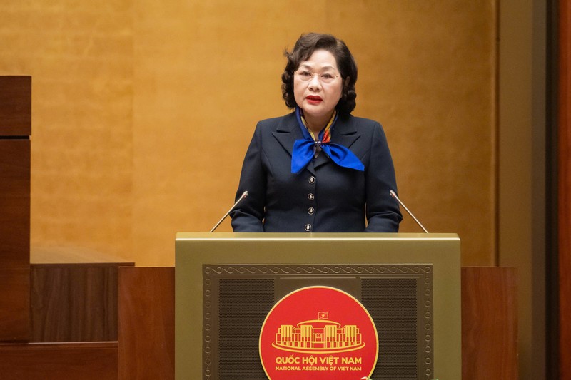 Thống đốc Ngân hàng Nhà nước Việt Nam Nguyễn Thị Hồng trình bày báo cáo tóm tắt tiếp thu, chỉnh lý, giải trình dự thảo Luật Bảo hiểm tiền gửi (sửa đổi). Ảnh: Quốc hội.