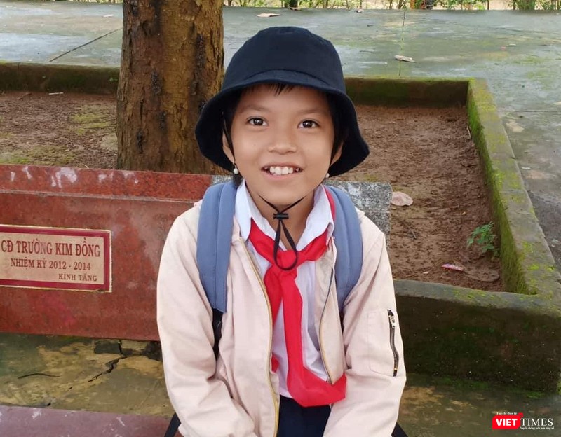 Bé Diễm Phương cười rạng rỡ khi được đi học Bé Diễm Phương cười rạng rỡ khi được đi học