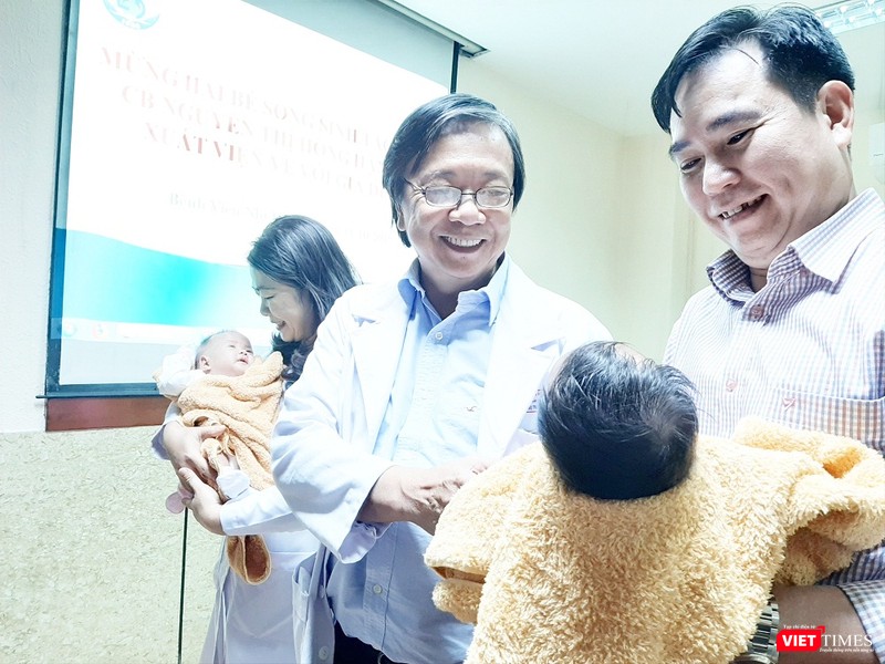 Lãnh đạo hai BV Nhi đồng 1 và BV Từ Dũ vui mừng trong ngày các bé được xuất viện