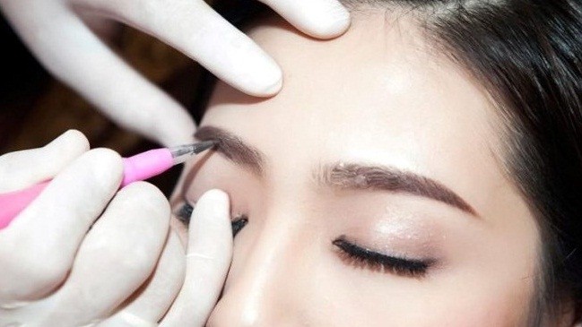 Một người phụ nữ bị hôn mê sau khi xăm chân mày