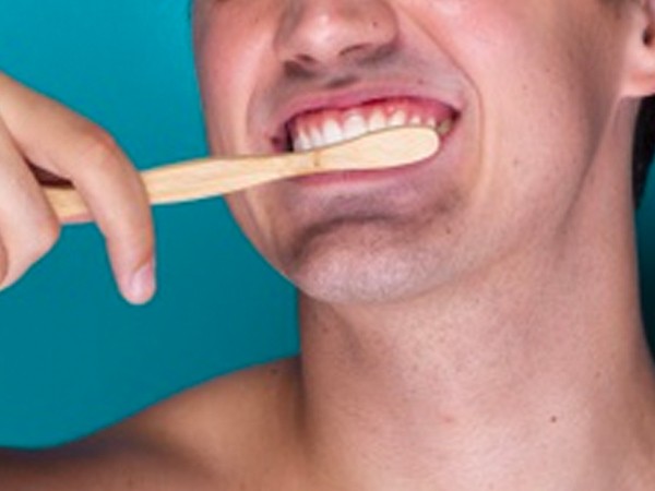 Đánh răng từ đường viền nướu theo chuyển động tròn trong vòng 2-3 phút. Ảnh: Boldsky