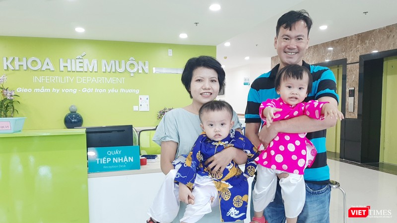 Cặp vợ chồng gặt "quả ngọt" sau nhiều năm chữa trị vô sinh hiếm muộn Cặp vợ chồng gặt "quả ngọt" sau nhiều năm chữa trị vô sinh hiếm muộn